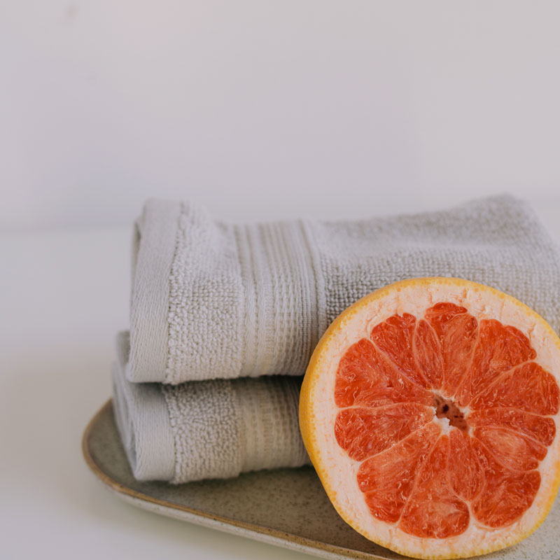 petite bougie allumée et 2 brins de lavande